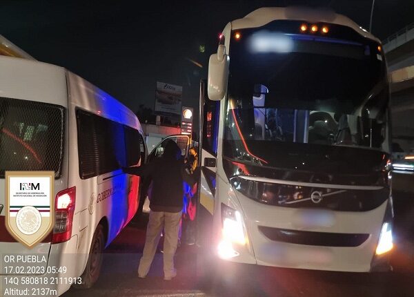 Identifican a 74 migrantes que viajaban en diferentes buses en Puebla, México