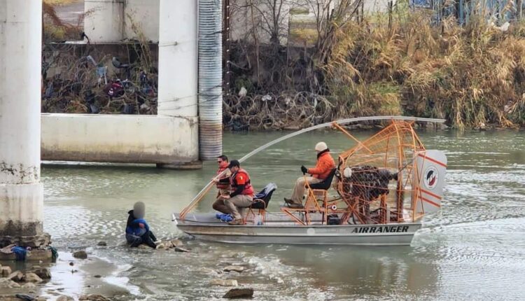 Una mujer ecuatoriana y su hijo fueron rescatados de las corrientes del Río Bravo