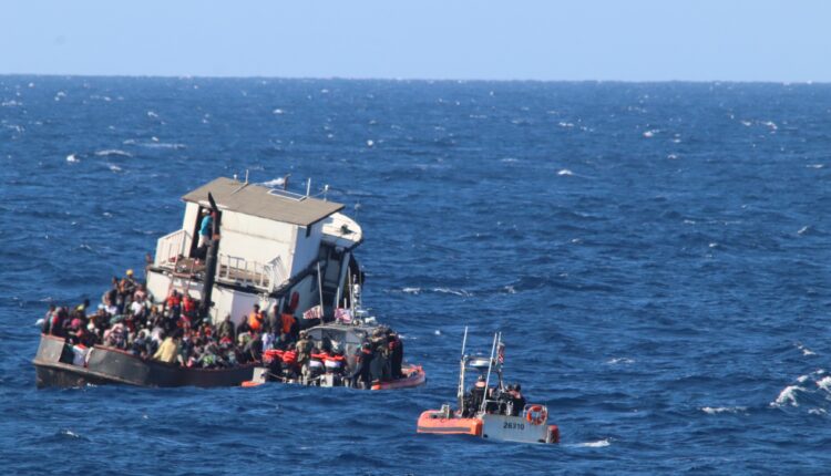 Guardacostas de EEUU repatria a 311 migrantes a Haití