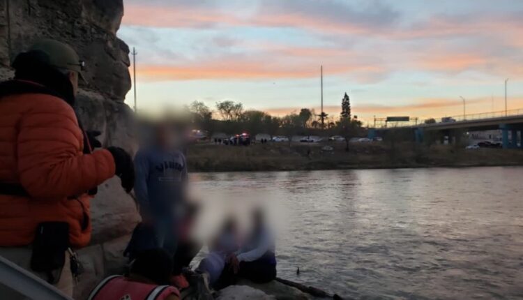 Autoridades mexicanas rescatan a familia colombiana varada sobre rocas en el Río Bravo