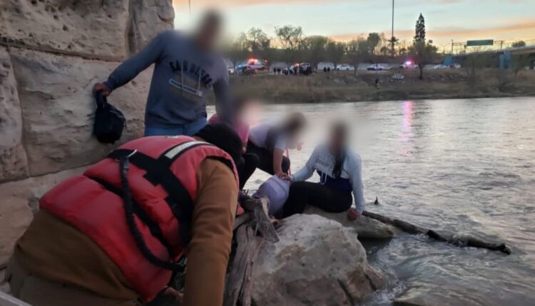 Autoridades mexicanas rescatan a familia colombiana varada sobre rocas en el Río Bravo