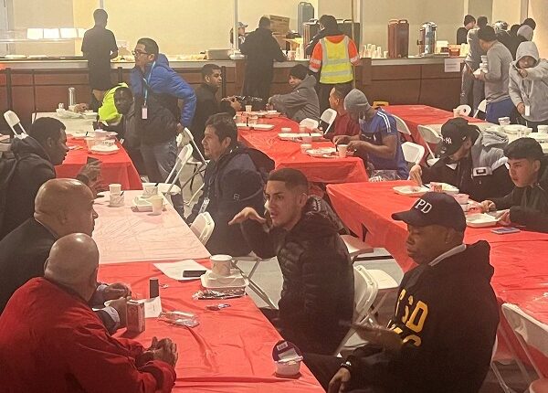 Alcalde de Nueva York dispone 83 hoteles y cinco centros para albergar migrantes