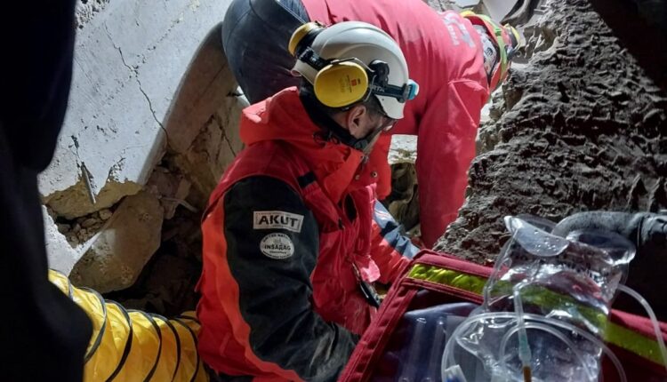 Entre escombros, rescatan a mujer de 77 años una semana después del terremoto en Turquía