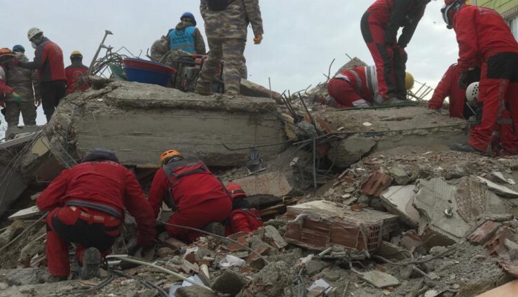 Entre escombros, rescatan a mujer de 77 años una semana después del terremoto en Turquía