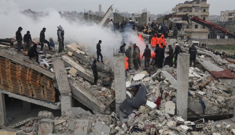 Rescatistas en Turquía aseguran que oyen voces bajo los escombros tras el terremoto