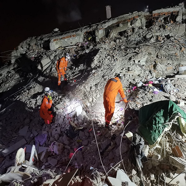 Rescatistas en Turquía aseguran que oyen voces bajo los escombros tras el terremoto