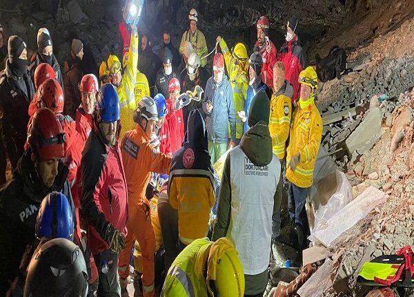 Rescatistas en Turquía aseguran que oyen voces bajo los escombros tras el terremoto