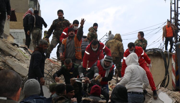 Medios que cubren devastador terremoto en Turquía reportan restricciones