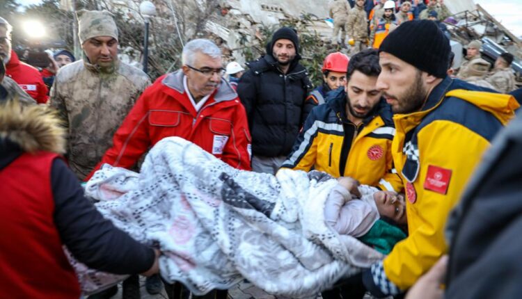 Los fallecidos por terremotos en Turquía y Siria superan ya los 17.000
