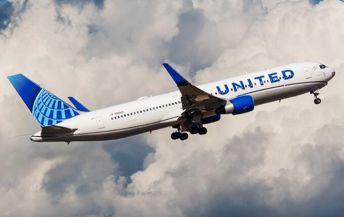 United retrasó por una hora todos sus vuelos por "fallas en los equipos"