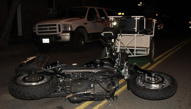 Policía de Independencia, Missouri, investiga accidente vial que mata a motociclista y su pasajero