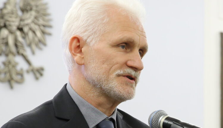 Bielorrusia condena a diez años de prisión al Nobel de la Paz Ales Bialiatski