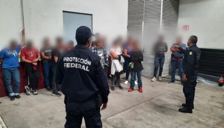 Identifican a 33 migrantes irregulares que viajaban en bus por Puebla, al sureste de México