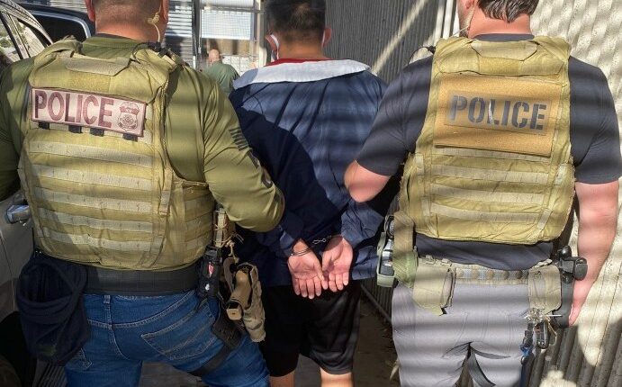 Inmigración de EEUU arrestó en el 2022 a 46.396 migrantes con antecedentes penales