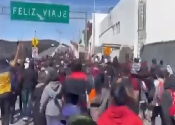 Gran grupo de migrantes en México intentó cruzar hacia EEUU por el puente Paso Del Norte
