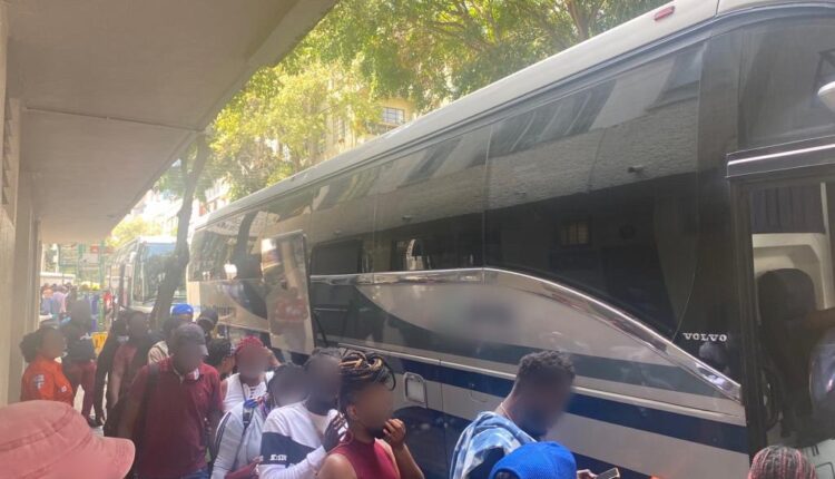 Desalojan a más de 500 migrantes que permanecían en Plaza Giordano Bruno de Ciudad de México