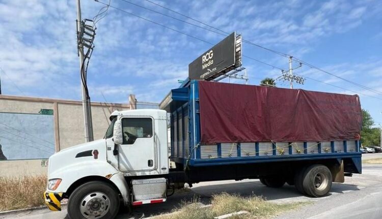 Hallan a 79 migrantes hacinados en la caja de un camión al noreste de México