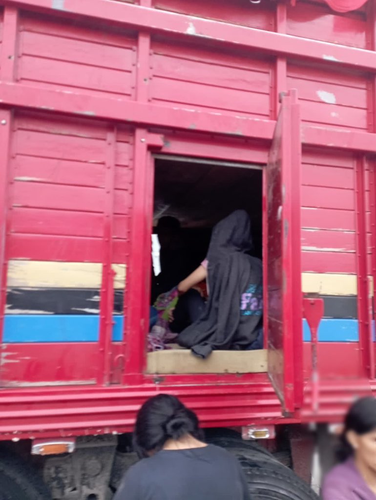 Interceptan a 94 migrantes irregulares escondidos en un camión al norte de México