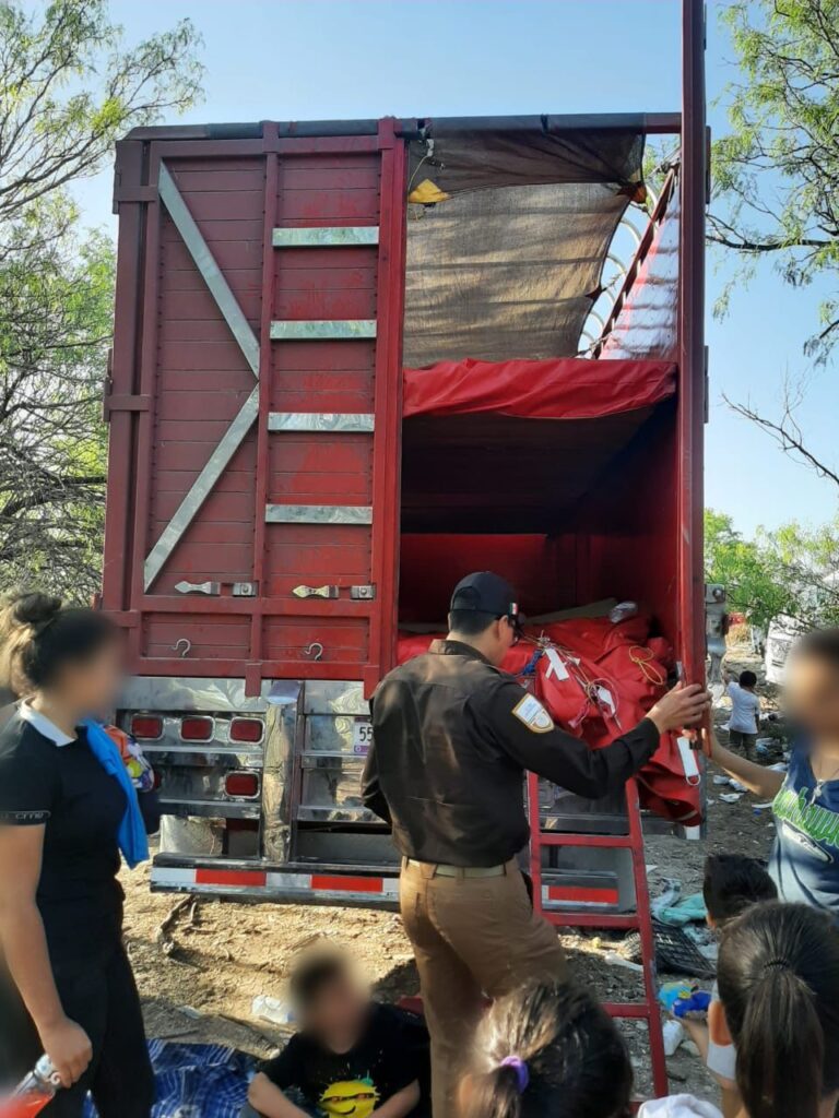 Descubren a 124 migrantes escondidos dentro de dos camiones al noreste de México