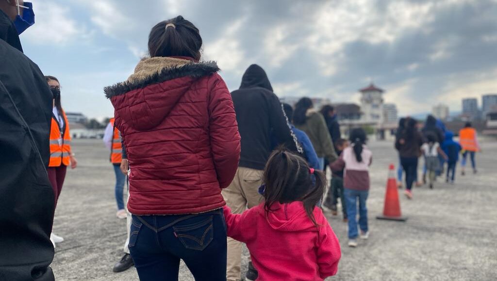 Una carpa por hogar: migrantes crean campamentos improvisados en la frontera de México