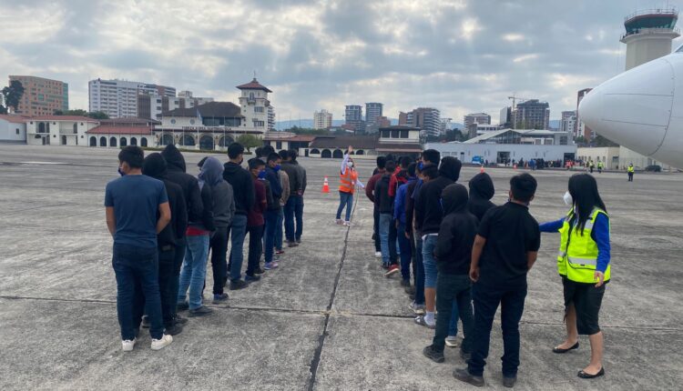 Retornan a 136 migrantes guatemaltecos hacinados dentro de un tráiler en Veracruz, México