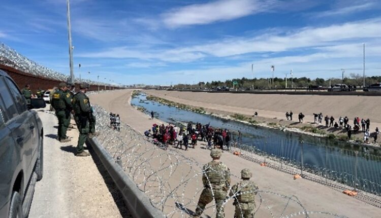 Migrantes se entregan en puntos fronterizos de EEUU con la esperanza de ser admitidos legalmente