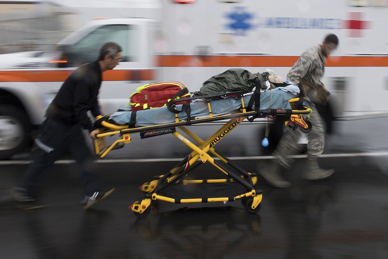 Colisión de una ambulancia robada deja 2 heridos con lesiones graves en Kansas City, Missouri