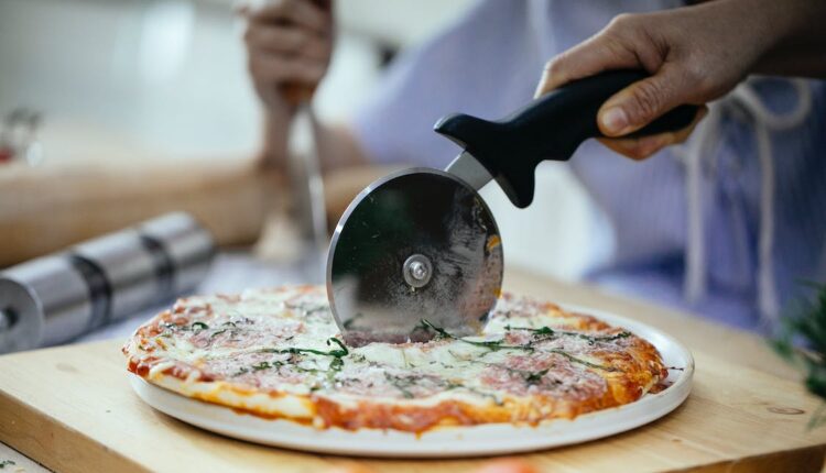 Propietario de pizzerías en Boston arrestado por obligar a trabajo forzado a migrantes