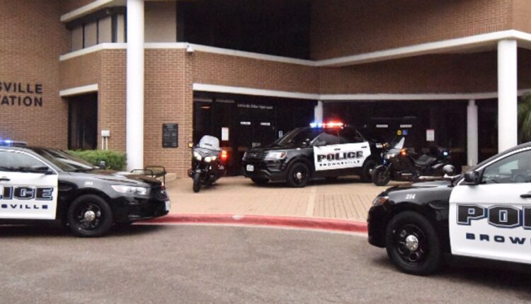 Acusan de 8 cargos de homicidio sin premeditación al conductor que embistió a varios migrantes en Texas