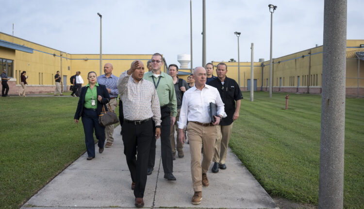 Mayorkas evalúa la situación en la frontera sur de EEUU