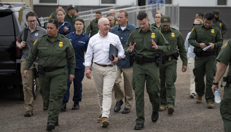 24.000 agentes fueron desplegados en la frontera suroeste de EEUU “para hacer cumplir las leyes”