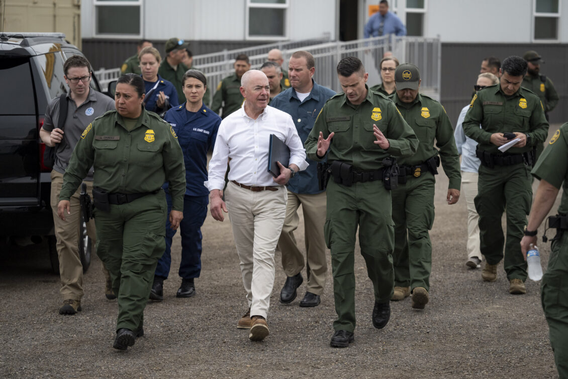 24.000 agentes fueron desplegados en la frontera suroeste de EEUU “para hacer cumplir las leyes”
