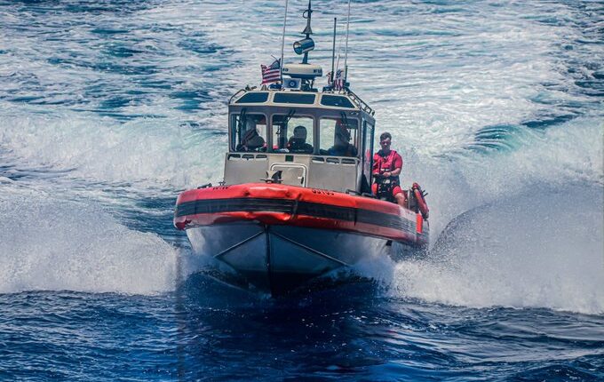 Embarcación que transportaba migrantes se volcó al norte de Puerto Rico: murieron dos personas