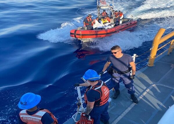 Guardacostas de EEUU repatria a 68 migrantes a Cuba y Bahamas