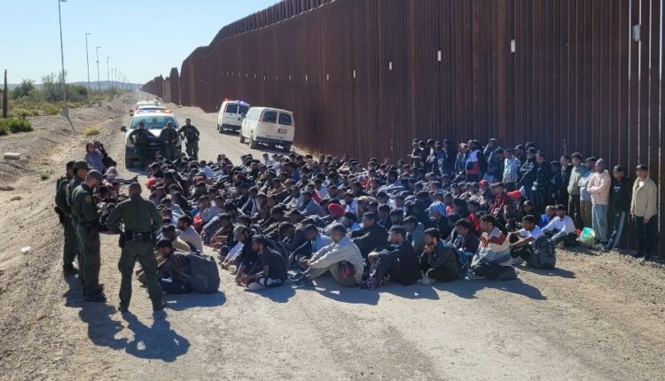 Biden y López Obrador hablan sobre la urgencia de reducir el "hacinamiento" de migrantes en la frontera