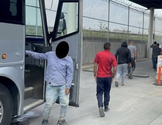 Desde el sector Río Grande, EEUU, deportan a 100 migrantes venezolanos a México