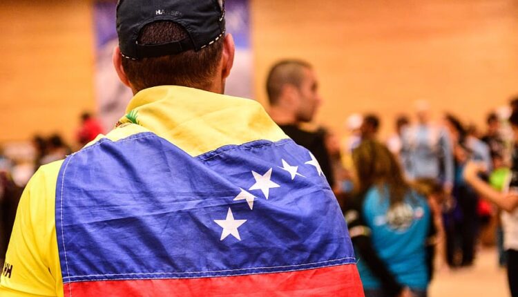 Juez de California detiene orden de Trump: TPS para venezolanos permanece activo