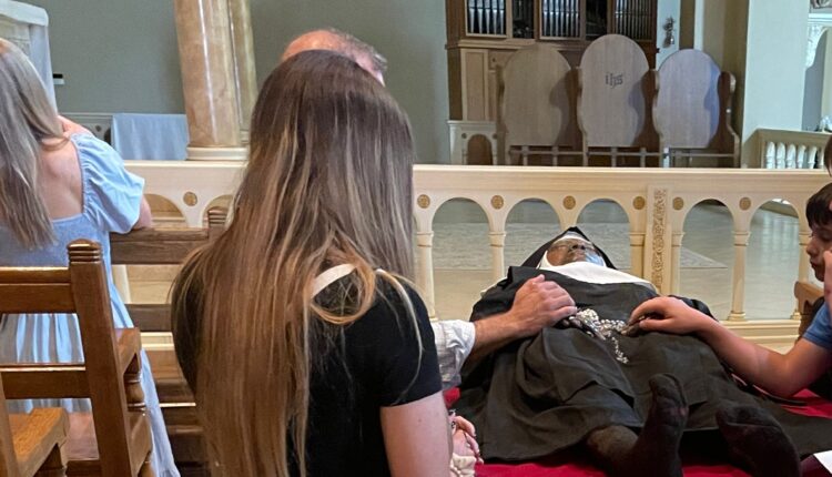 Fieles católicos viajan a Gower, Missouri, para ver el cuerpo incorrupto de una monja