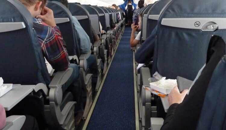 Biden anuncia nueva regla para compensar a viajeros en caso de cancelación o demoras