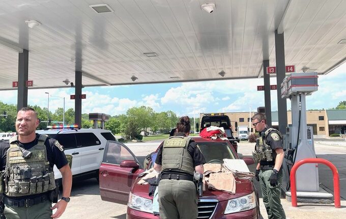 Policías del Condado de Clay, Missouri, recuperan casi $1.600 en ropa robada y arrestan a 4 sospechosos