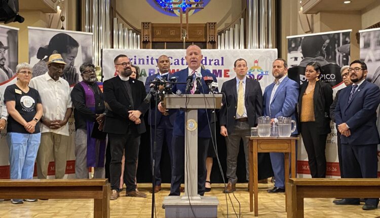 Autoridades de Sacramento, California, se comprometen a ayudar a migrantes que llegaron en avión