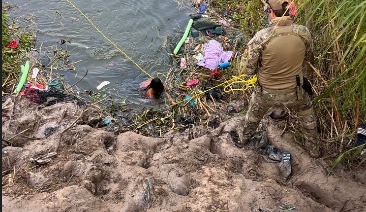 Patrulla Fronteriza rescata a madre e hijo que estaban en riesgo de ahogarse en el Río Grande