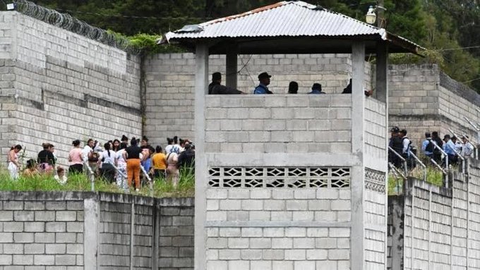 Gobierno pagará funeral de 41 reclusas “calcinadas” tras motín en cárcel de Honduras