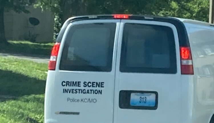 Hallan a una persona muerta tras tiroteo en edificio de apartamentos de Kansas City, Missouri