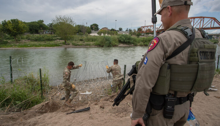 Justicia de EEUU demanda a Texas por ley que permitiría a la policía detener a migrantes