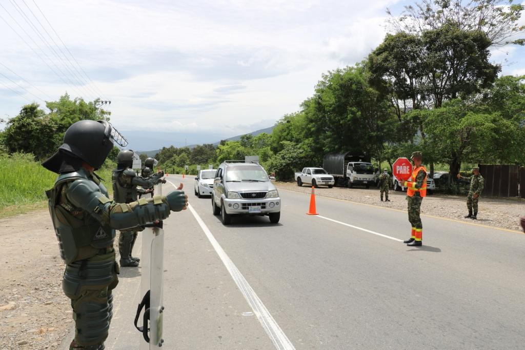 Explosión de carro bomba al noroeste de Colombia deja dos soldados muertos y seis heridos