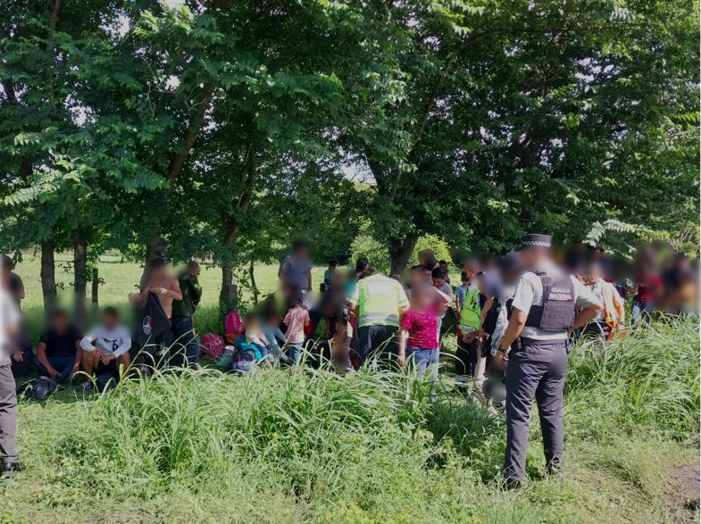 Rescatan a 256 migrantes en Veracruz, México, abandonados en la caja de un tráiler