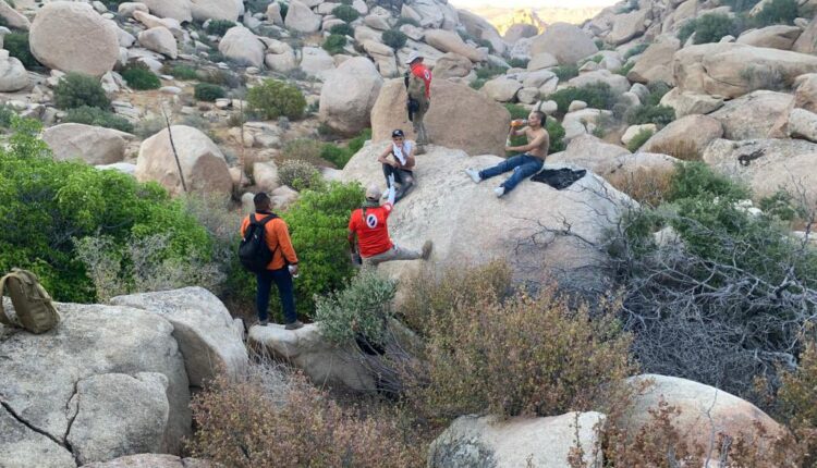 Rescatan a cinco migrantes extraviados en La Rumorosa, Baja California