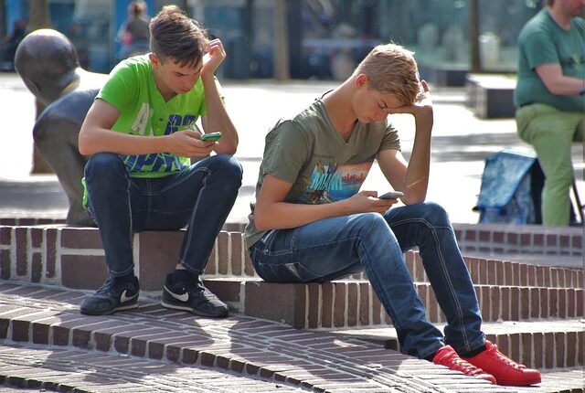 UNESCO aboga por prohibir los teléfonos inteligentes en las escuelas