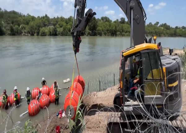 Gobierno federal de EEUU demanda a Texas por colocar barrera flotante en el Río Bravo